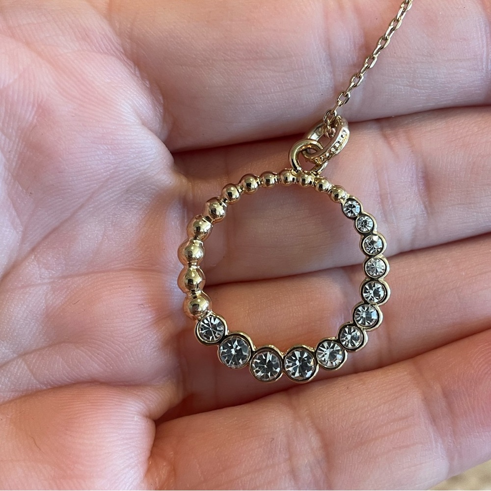 Vintage AVON new with gift box rhinestone circle necklace